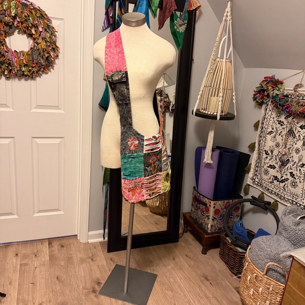 NWT Colorful Patchwork Mushrooms 🍄‍🟫 🍄 Embroidered on Crossbody Bag